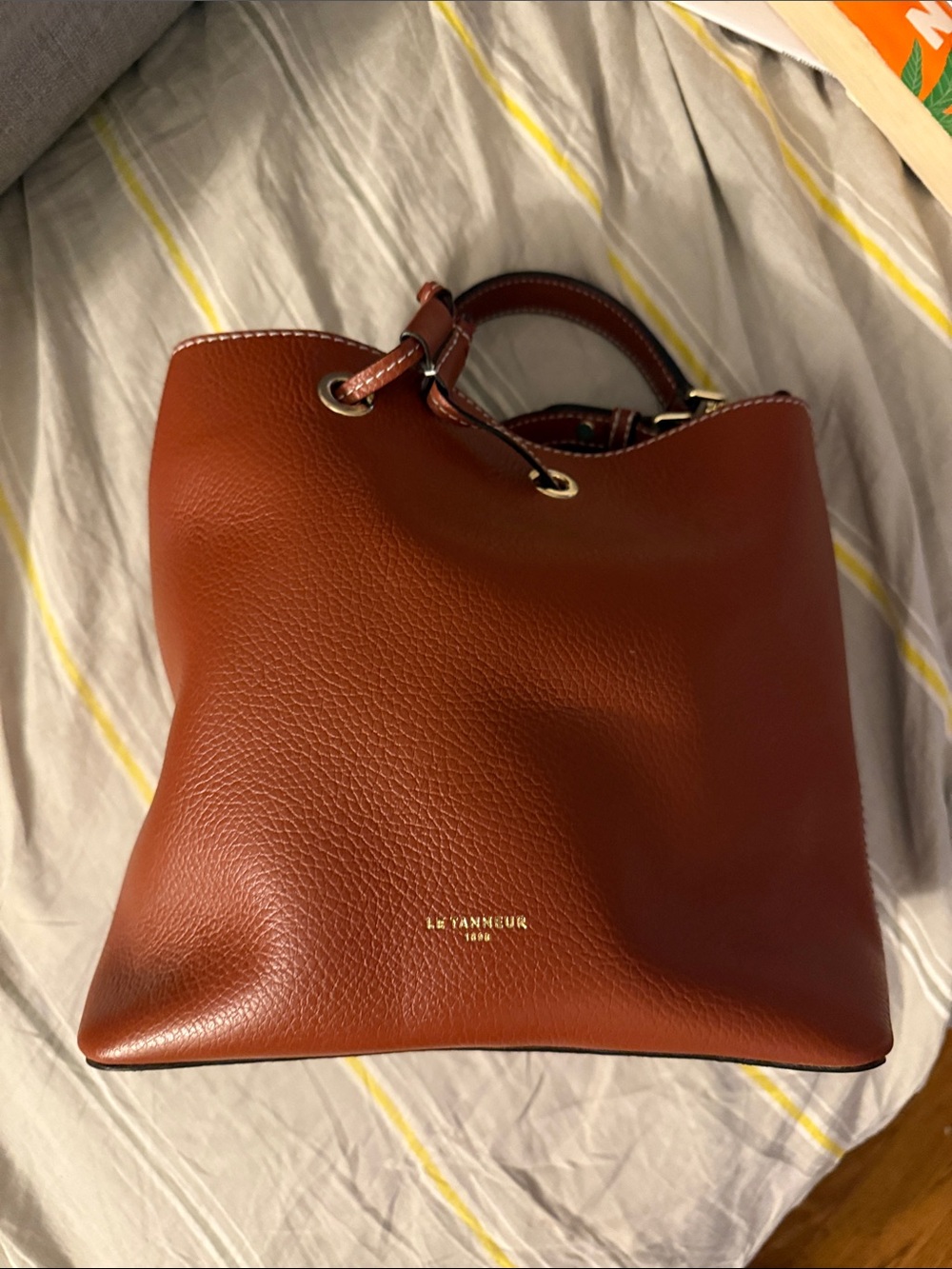 LE TANNEUR Louise bucket bag in brown grained leather